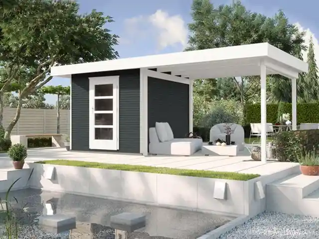 Ein modernes Gartenhaus steht auf einer Terrasse neben einem kleinen Teich im Garten.