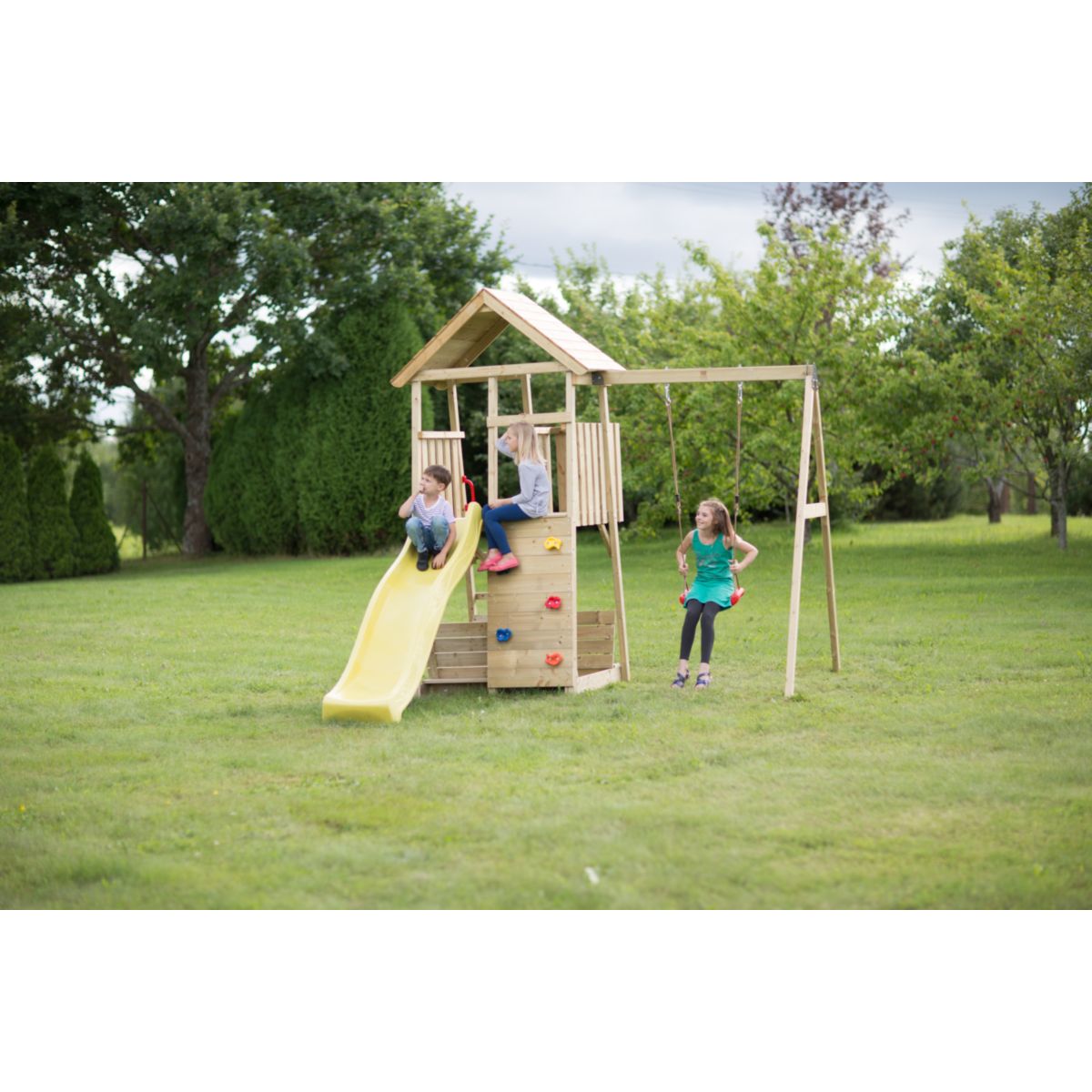 Wendi Toys Spielhaus Biene inkl. Rutsche, Kletterwand, Schaukel und Sandkasten 280x270x270 cm