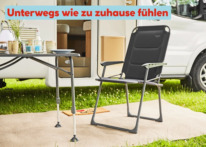 Campingstuhl vor Wohnwagen
