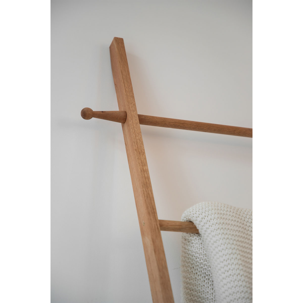 Wenko  Handtuchleiter Norway Walnussholz massiv Handtuchhalter Bild 9