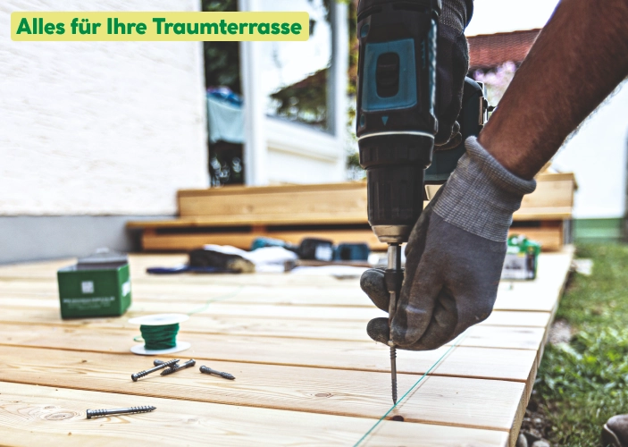 Holzterrassenbau mit Werkzeug