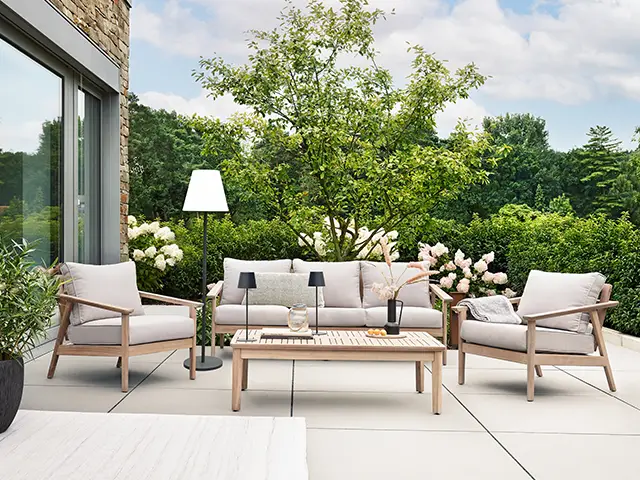 Haveson Loungegarnitur auf beiger terrasse vor einem Haus
