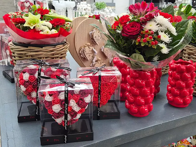 Valentinstags Geschenke Sträuße und Herzen