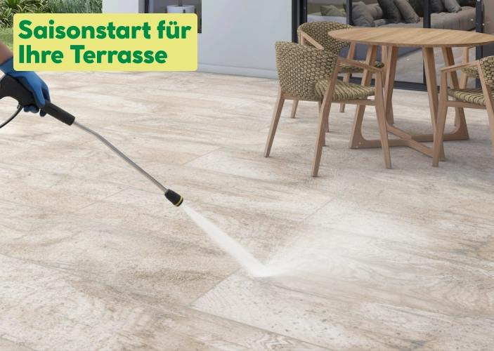 Hochdruckreiniger reinigt eine beige Terrasse
