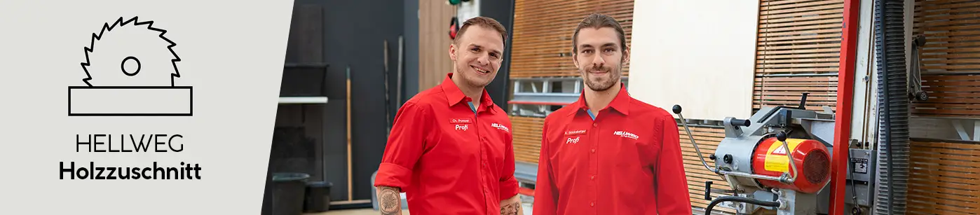 Zwei Hellweg Mitarbeiter in roten Hemden stehen vor einer Holzverarbeitungsmaschine im Innenbereich einer Hellweg Filliale.