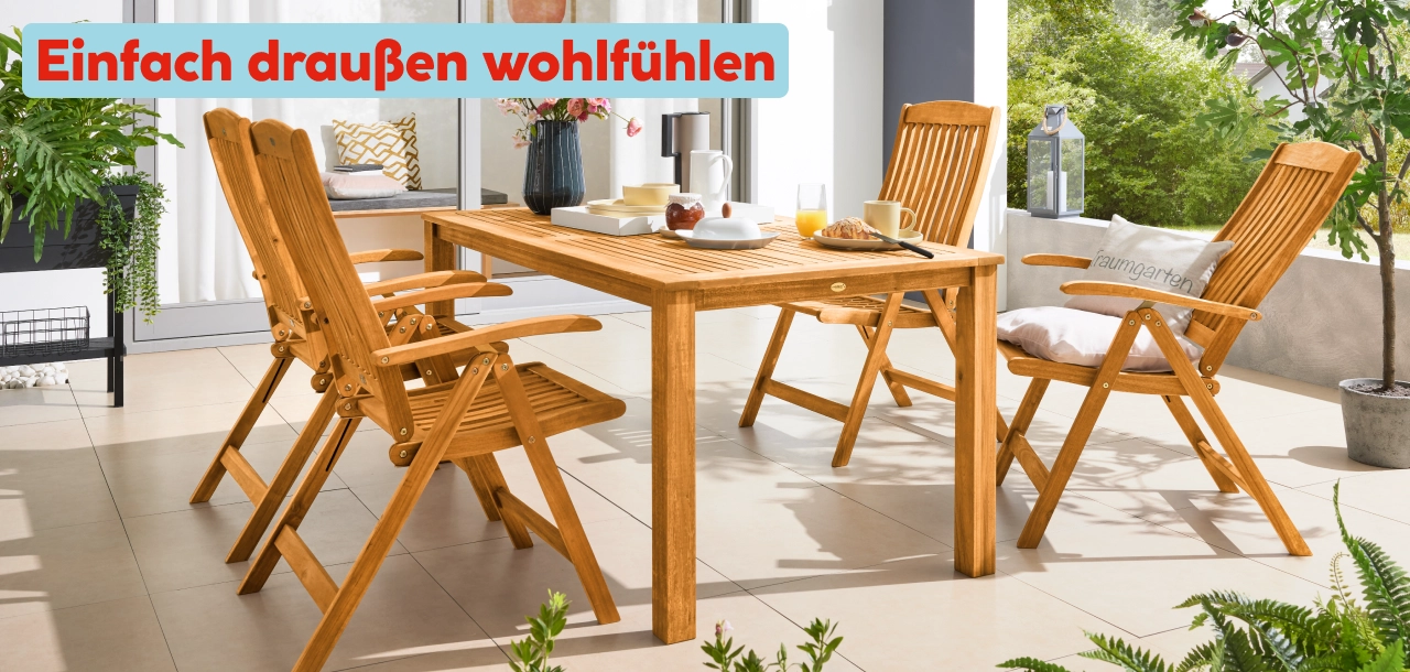 Gartenmöbel-Sitzgruppe aus Holz in einem garten