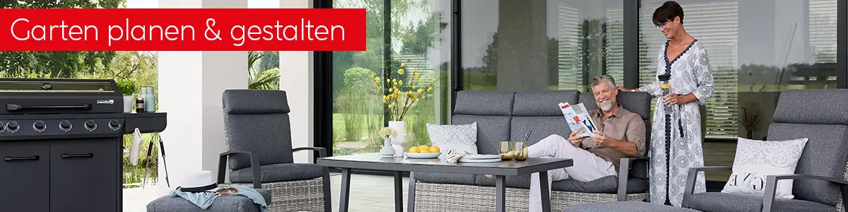 Ein Mann liest im Garten auf einer Terrasse, während eine Frau ihm etwas bringt.