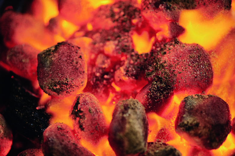 Glühende Holzkohle Briketts