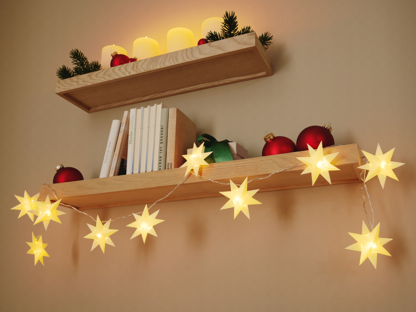 Lichterketten als Deko im Zimmer 