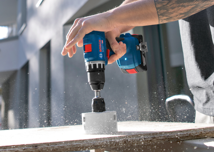 Elektrowerkzeug wird bedient 