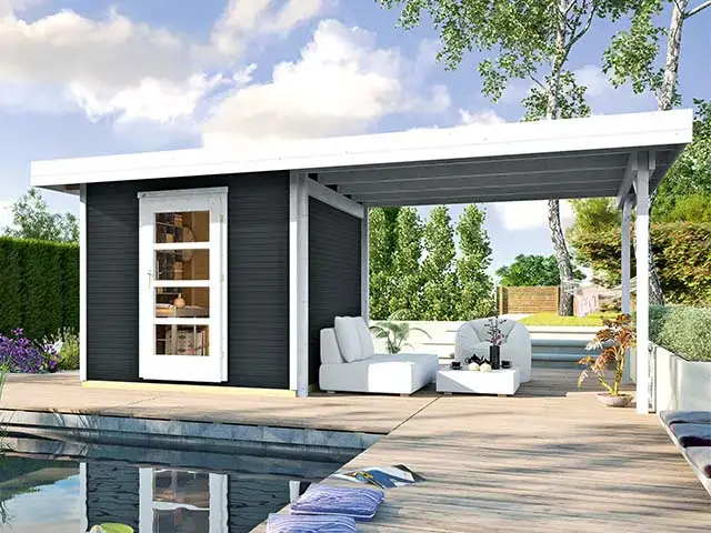 Ein modernes Gartenhaus mit Terrasse steht neben einem kleinen Pool in sonniger Umgebung.