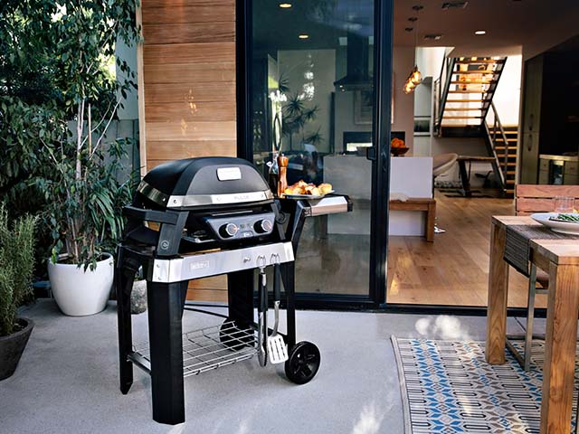Elektrogrill auf einer Terrasse