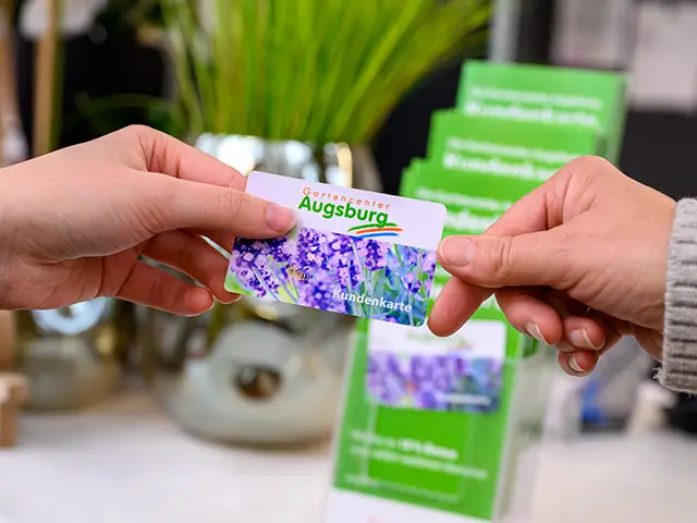 Überreichung einer Kundenkarte vom Gartencenter Augsburg.