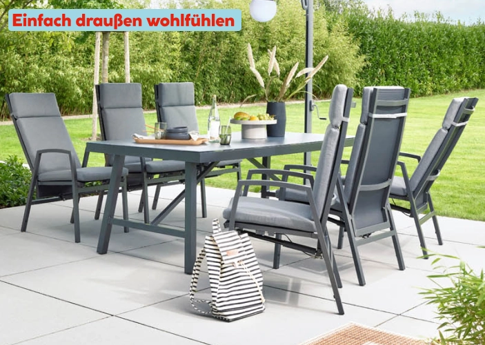Gartenmöbel Set in dunkelgrau auf einer Terrasse