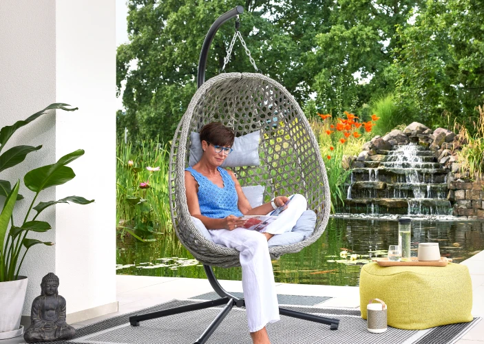Hängesessel im sommerlichen Garten