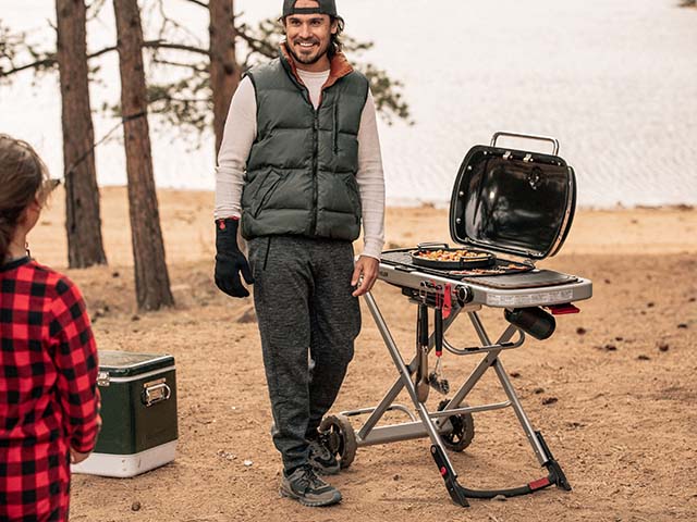 Traveler Grill für Unterwegs mit Mann beim Grillen