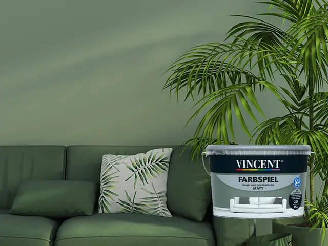 Grün gestrichene Wand mit Sofa davor