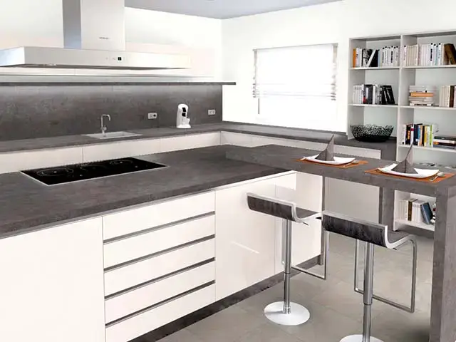 Eine moderne Küche mit Barhockern zeigt ein elegantes, graues Design und ein Bücherregal.