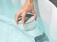 Eine Person wechselt einen Poolfilter aus.