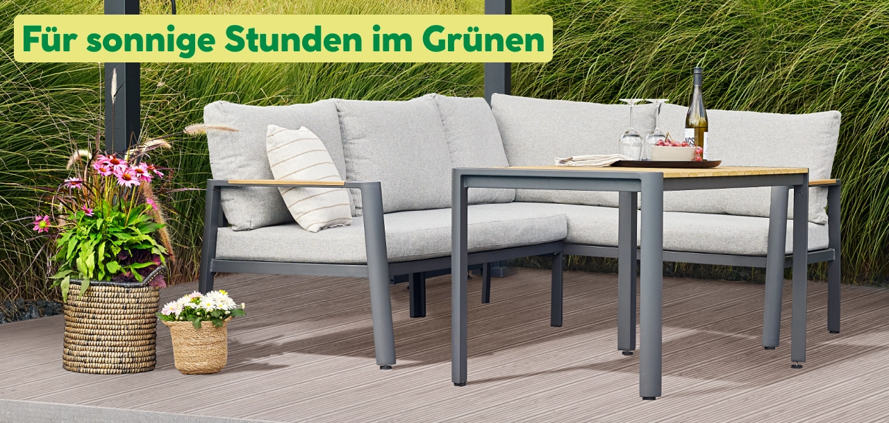 Moderne Lounge-Garnitur in einem Garten