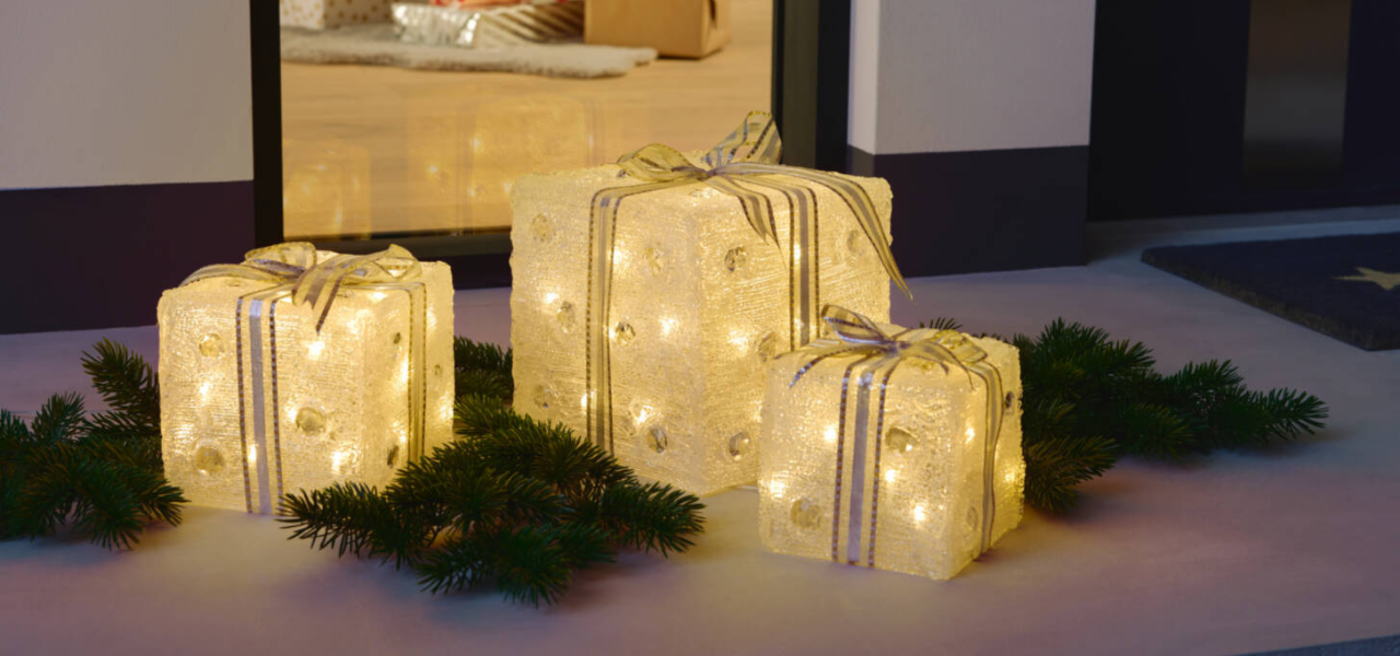 drei beleuchtete Geschenke, draußen