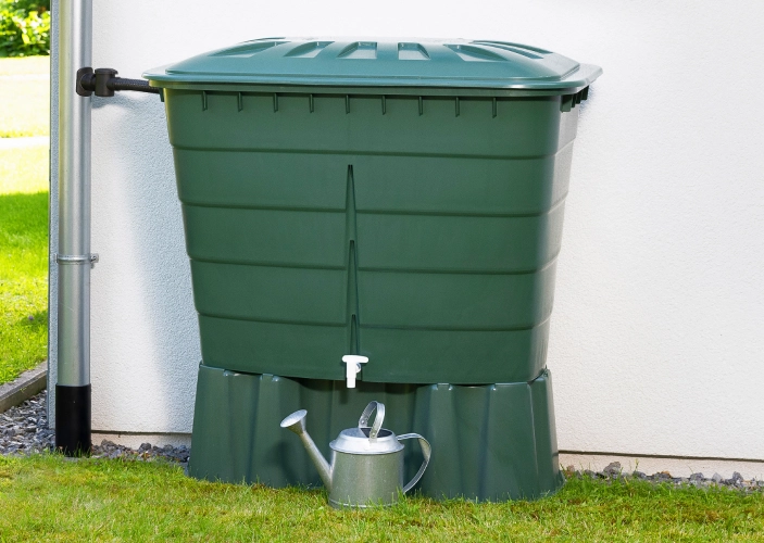 Grüne Regentonne im Garten