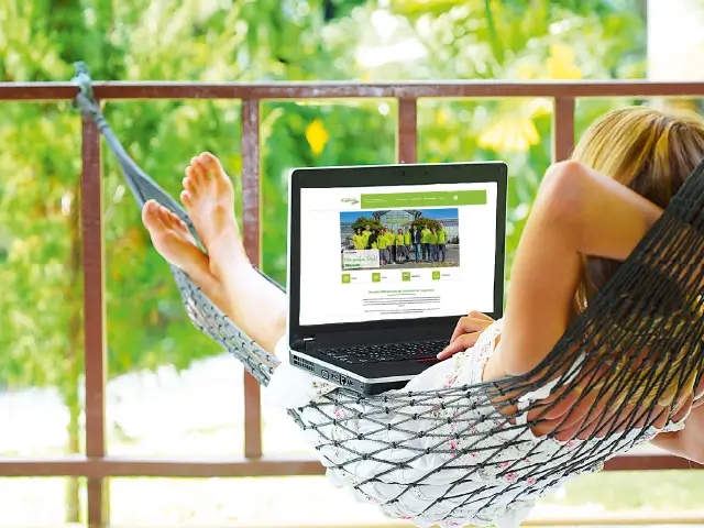 Frau liegt in Hängematte und meldet sich zum Gartencenter Augsburg Newsletter an