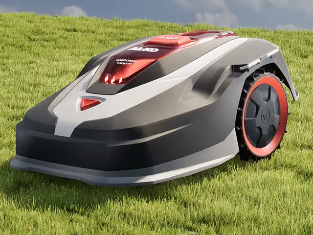 Ein Rasenmähroboter fährt auf einer grünen, grasbewachsenen Fläche im Freien.