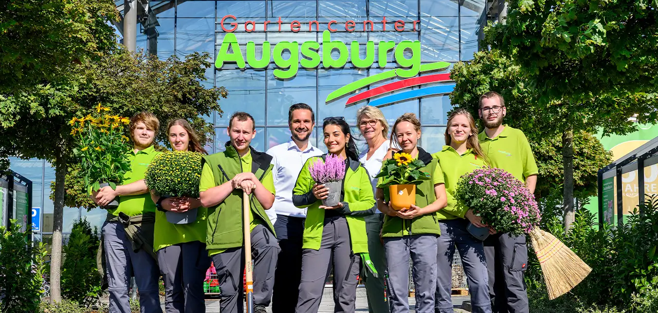 eine Gruppe von Auszubildenden vor dem Gartencenter Augsburg