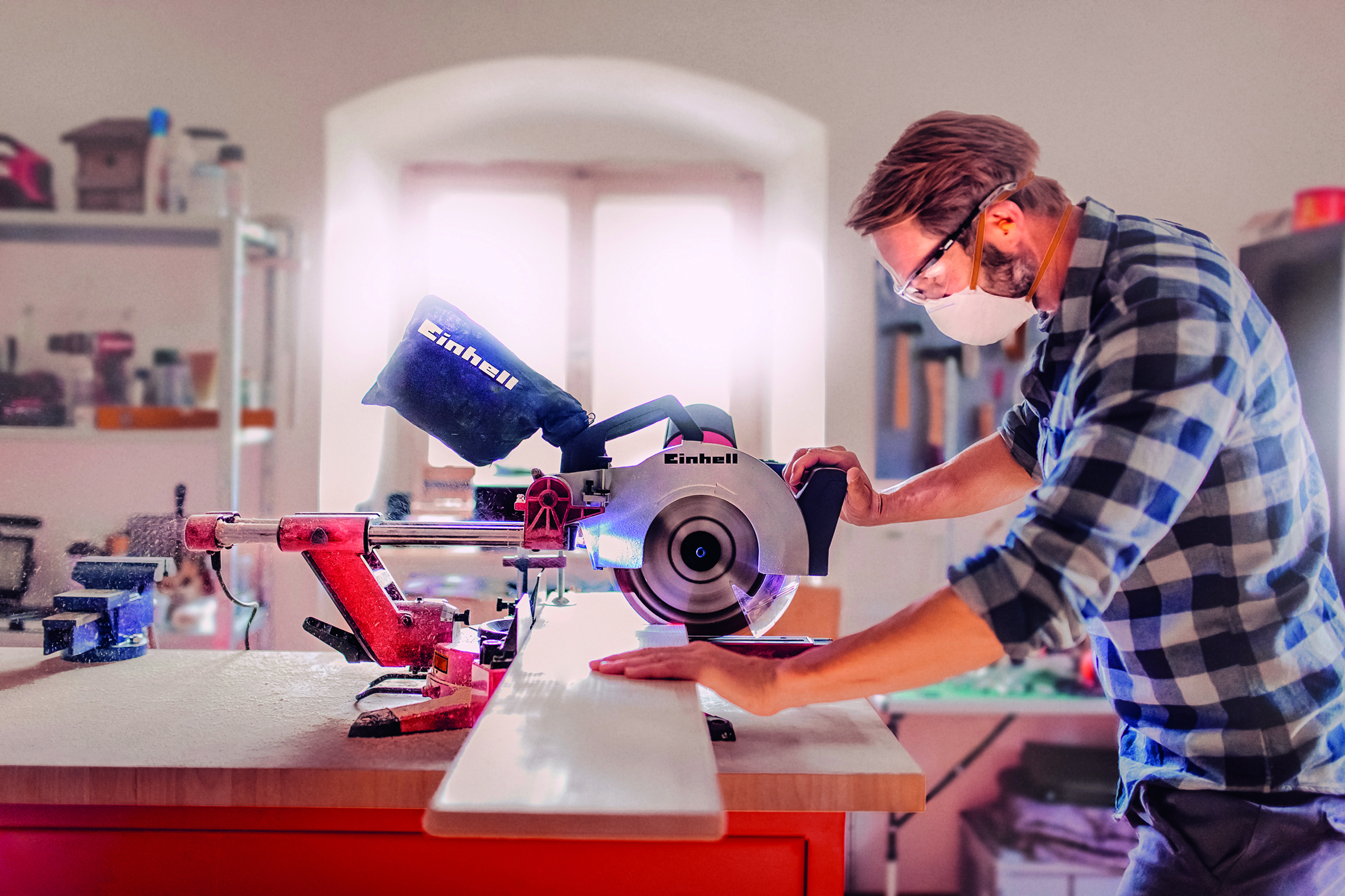 Mann sägt Laminat mit Tischkreissäge