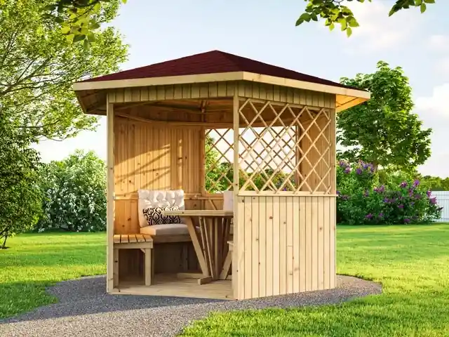 Ein hölzerner Pavillon steht auf einem Weg in einem grünen, sonnigen Garten.