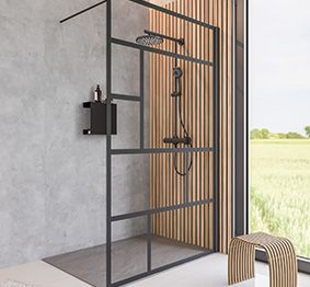 Eine moderne Dusche mit schwarzem Rahmen steht in einem Raum mit Holzpaneelwand und Fenster.