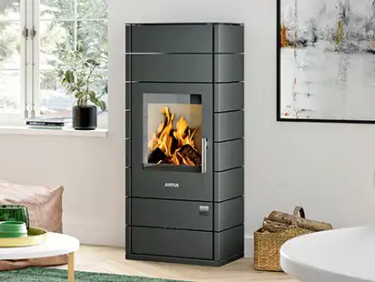 Ein moderner Kaminofen brennt in einem hell eingerichteten Wohnzimmer neben einem Fenster.