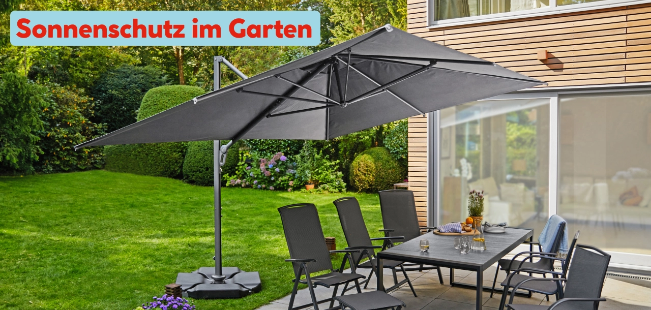 Grauer Ampelschirm über einer Sitzgruppe in einem Garten