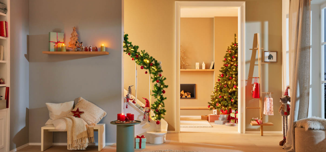 Weihnachtliche Szene in einem Haus, Weihnachtsbaum im Hintergrund, verschiedene weihnachtliche Details