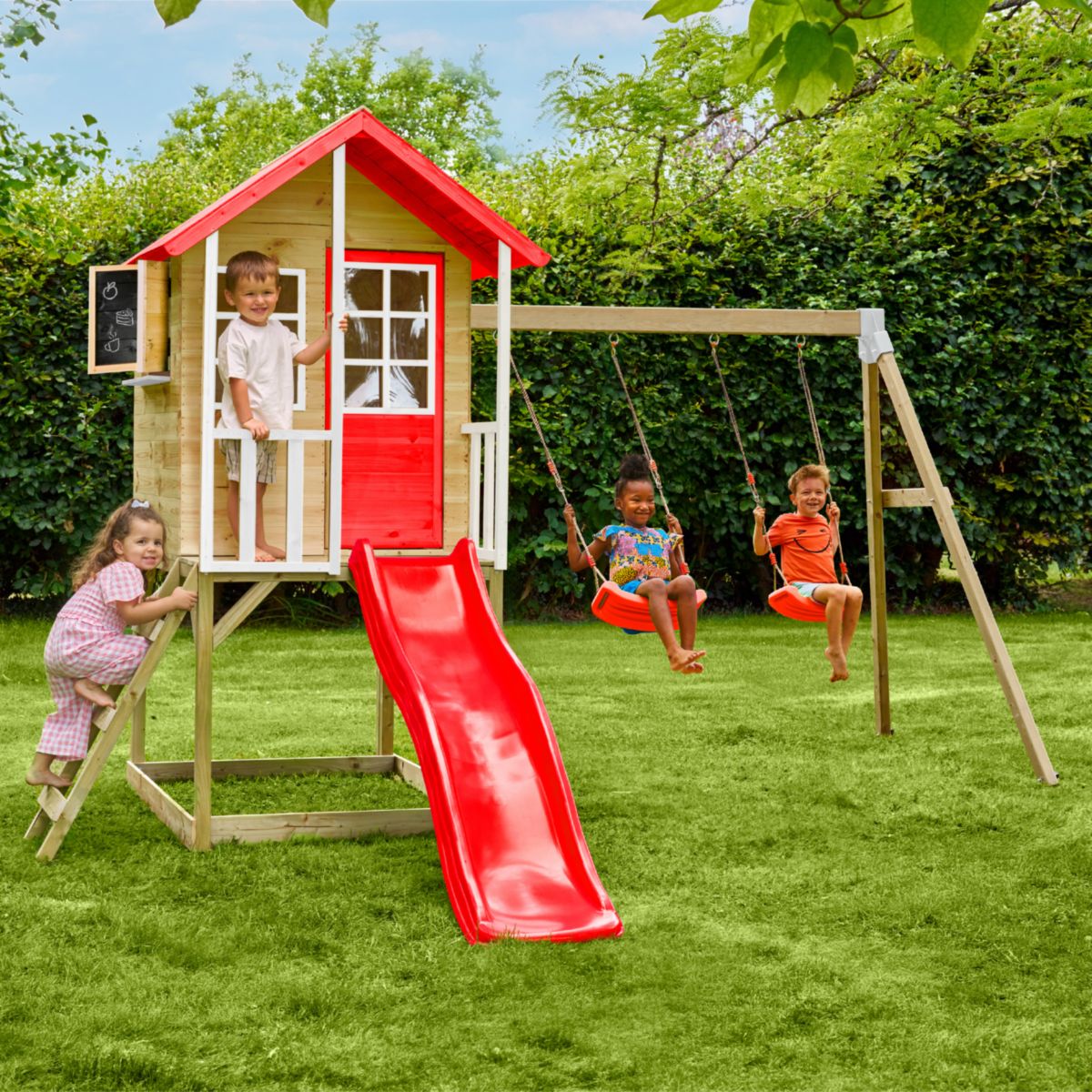 Zwerkules Spielhaus Lolla 3 inkl. Rutsche & Doppelschaukel 352x370x224 cm Bild 2