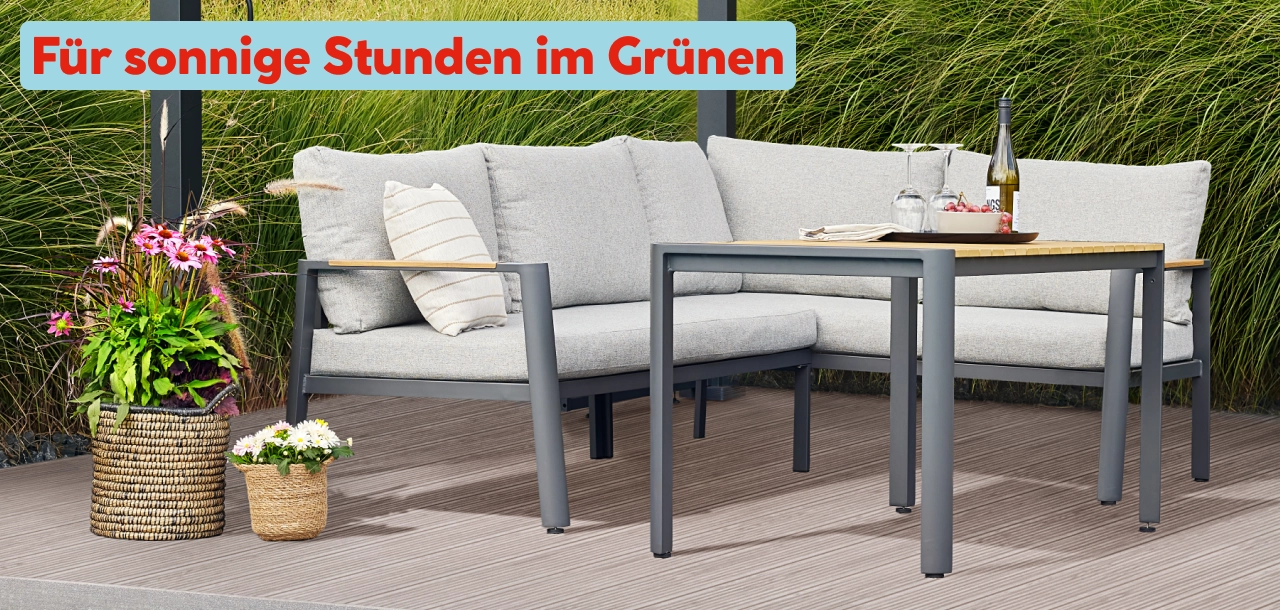 Moderne Lounge-Garnitur in einem Garten