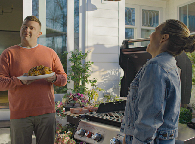 Gasgrill mit Mann und Frau beim Grillen