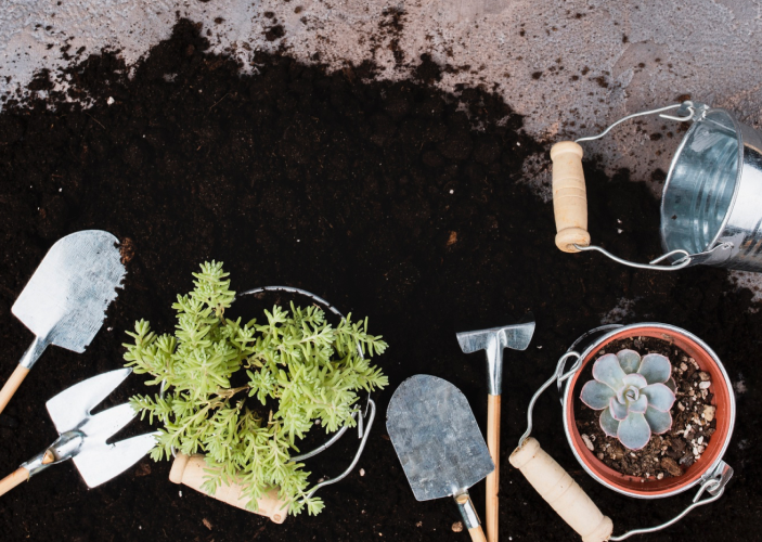 Erde auf dem Boden verteilt und auf der Erde verschiedenster Zubehör für einen Garten