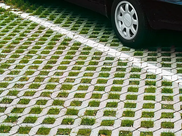 Rasengittersteine für einen Parkplatz