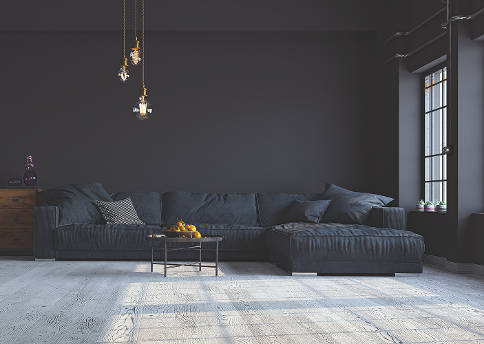 Dunkle Couch mit dunkler Wandfarbe und Lichter die runter hängen