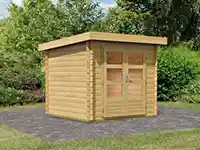 Ein hölzernes Gartenhaus steht auf einer gepflasterten Fläche, umgeben von Bäumen und Büschen.