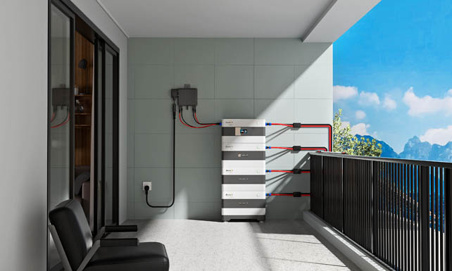 Ein Balkonkraftwerk auf einem Balkon montiert