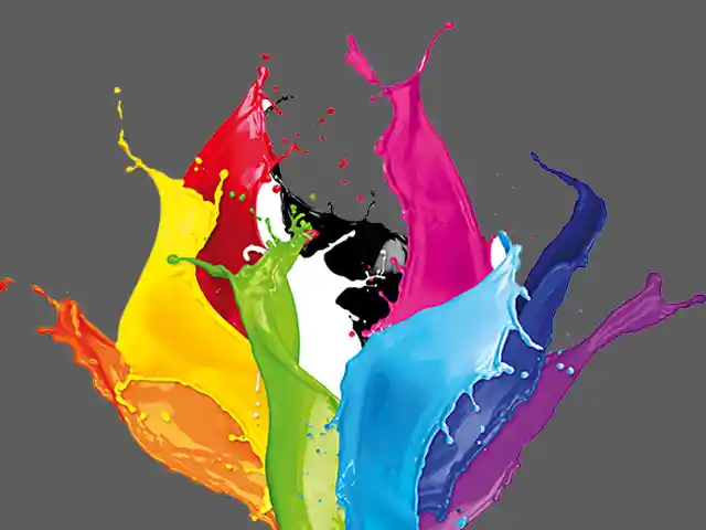 Bunte Farbspritzer bewegen sich dynamisch auf grauem Hintergrund und bilden eine lebendige Darstellung.