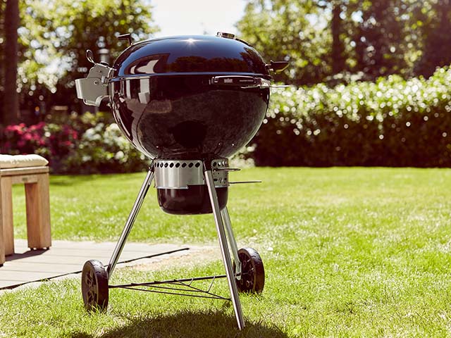 Kohlegrill im Garten
