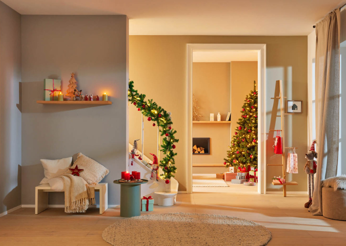 Weihnachtliche Szene in einem Haus, Weihnachtsbaum im Hintergrund, verschiedene weihnachtliche Details